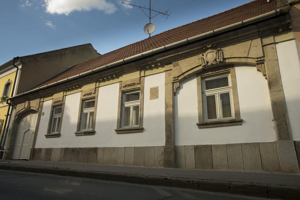 Plitzner Belvarosi Apartmanhaz Егер Екстериор снимка